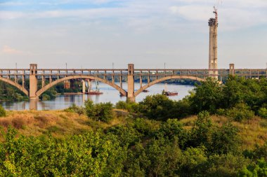 Preobrazhensky köprüsü Dinyeper Nehri 'nin üzerinden Ukrayna' nın Zaporizhia adasına