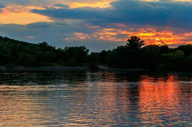 Gün batımında Dinyeper nehrinin manzarası
