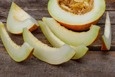 Köy ahşap bir masada dilimlenmiş taze kavun.