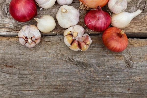 Frischer Knoblauch Und Zwiebeln Auf Einem Rustikalen Holztisch Ansicht Von — Stockfoto