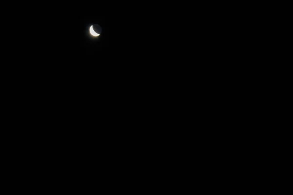 Półksiężyc Ciemnym Nocnym Niebie — Zdjęcie stockowe