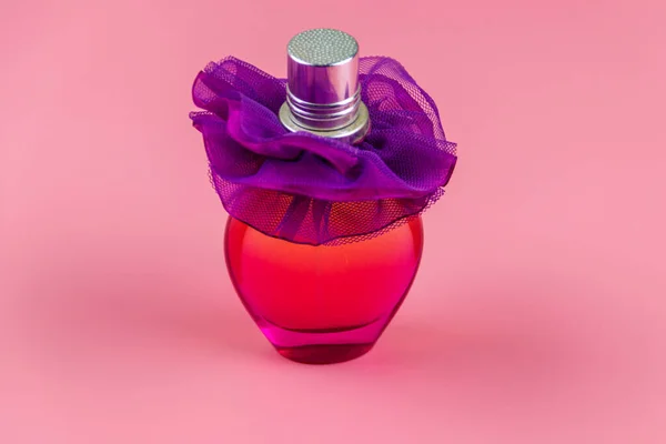 Butelka Perfum Różowym Tle — Zdjęcie stockowe