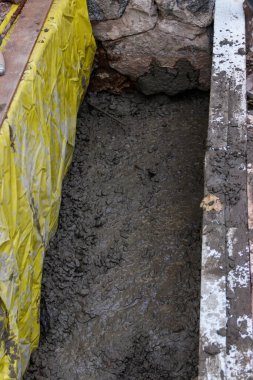 Yeni bir binanın temelini atıyorum.