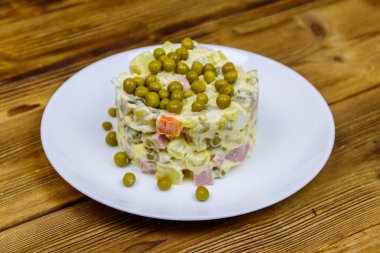 Geleneksel Rus şenlik salatası Olivier tahta masada.