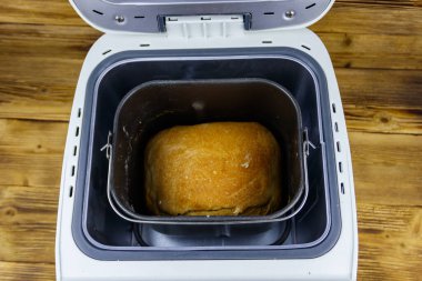 Elektrikli ekmek makinesinde pişirilmiş ekmek.
