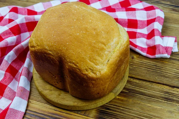 Hausgemachtes Brot Auf Einem Holztisch Frisch Gebacken Elektrischen Brotbackofen Hausgemachtes — Stockfoto