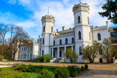Neo-gotik tarzda Sharovka Sarayı, Ukrayna 'nın Kharkov bölgesinde Şeker Sarayı olarak da bilinir.