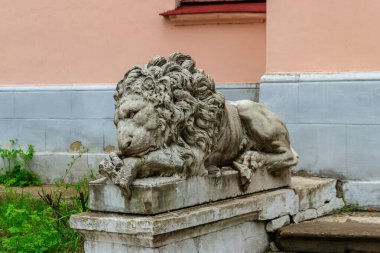 Ukrayna 'nın Kharkiv bölgesindeki Natalyevka emlak kompleksindeki güzel aslan heykeli