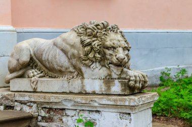 Ukrayna 'nın Kharkiv bölgesindeki Natalyevka emlak kompleksindeki güzel aslan heykeli