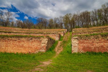 Şarkı söyleyen teraslar 19. yüzyılda inşa edilmiş ve Ukrayna 'nın Kharkiv bölgesinde tuğla duvarlarla güçlendirilmiş bahçe teraslarıdır.