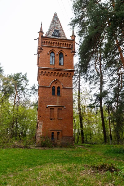 Ukrayna Nın Kharkiv Bölgesindeki Natalyevka Parkındaki Eski Tuğla Kulesi — Stok fotoğraf