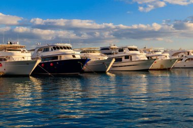 Hurghada, Mısır 'ın deniz limanında beyaz yatlar. Kızıl Deniz 'de turist botları olan liman