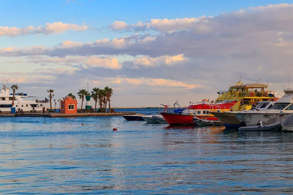 Белые Яхты Морской Гавани Хургады Египет Порт Туристическими Лодками Красном — стоковое фото