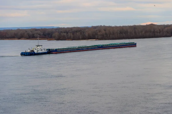 Rebocador Empurrando Pesado Longa Barcaça Rio Dnieper — Fotografia de Stock