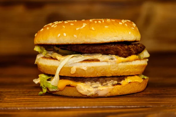 Leckerer Großer Hamburger Auf Holztisch — Stockfoto