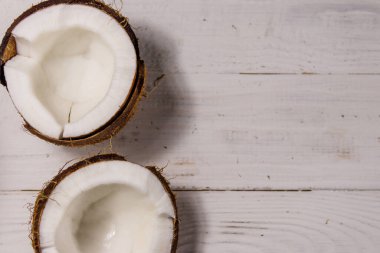 Beyaz ahşap masada taze hindistan cevizi. Üst görünüm, alanı kopyala