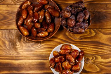 Kurumuş meyveler ahşap masada. Üst görünüm