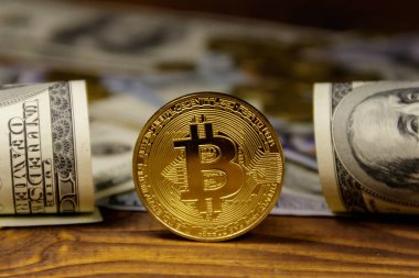 Altın bitcoin ve ahşap arka planda dolar