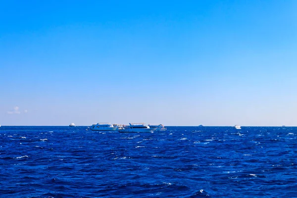 Ufuktaki Kızıl Deniz Mısır Hurghada Yakınlarındaki Beyaz Yatların Görüntüsü — Stok fotoğraf