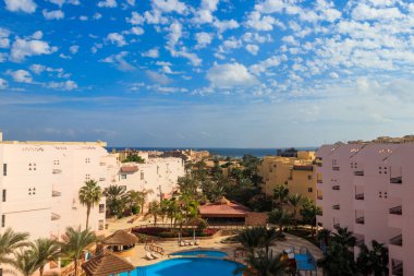 Yüzme havuzu ve Kızıl Deniz olan lüks otelin manzarası.