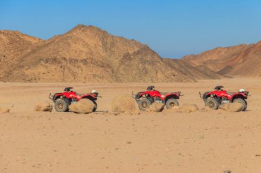 Mısır 'daki Arap çölünde safari gezileri için ATV motorsikletleri.