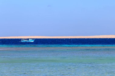 Eski balıkçı teknesi Kızıl Deniz 'de, Mısır' da