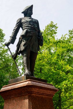 Büyük Peter anıtı St. Petersburg, Rusya 'daki Peterhof' un alt parkında.