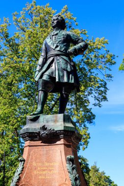 Kronstadt, Rusya 'daki Büyük Peter Anıtı. Yazıt: 