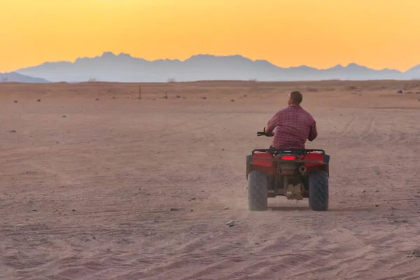 Junger Mann Auf Safari Durch Die Ägyptische Wüste Mit Atv — Stockfoto
