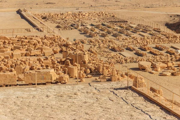 Deir el-Bahri 'deki Hatshepsut tapınağının yanındaki arkeolojik alan. Eski Mısır 'ın Mısır' daki Nil 'in Batı Şeria' sındaki kazıları (antik Teb.