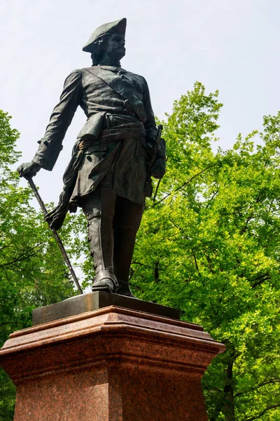 Büyük Peter anıtı St. Petersburg, Rusya 'daki Peterhof' un alt parkında.