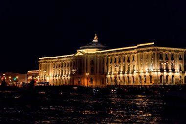 Saint Petersburg, Rusya 'da Neva nehrinin kıyısında Sanat Akademisi inşaatı. Gece görünümü