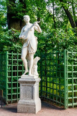 St. Petersburg, Rusya 'daki eski şehir parkında Yunan dans ve koro Terpsichore tanrıçasının heykeli.