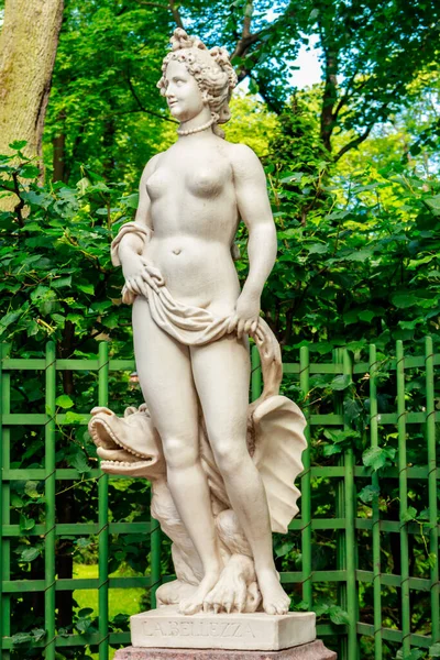 Escultura Alegórica Belleza Parque Ciudad Vieja Jardín Verano San Petersburgo —  Fotos de Stock