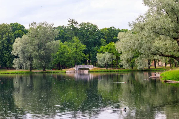 Lago Con Puente Viejo Parque Gatchina Rusia — Foto de Stock