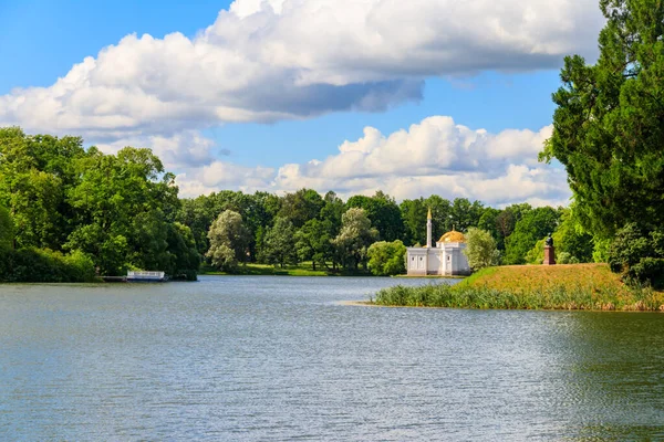 Tsarskoye Selo, Puşkin, Rusya 'daki Catherine Park' ta Türk hamamında büyük bir gölet