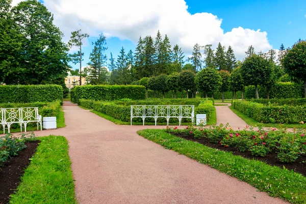 Tsarskoye Selo 'daki Catherine Park' taki resmi bahçe, Puşkin, Rusya