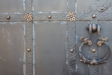 Eski demir siyah kapıya yakın çekim