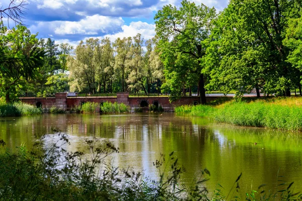 Puente Presa Parque Catherine Tsarskoye Selo Pushkin Rusia — Foto de Stock