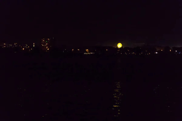 Vue Nuit Sur Fleuve Dniepr Quartier Résidentiel Monument Soleil Dans — Photo