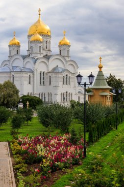 Diveyevo, Rusya 'daki Kutsal Trinity-Saint Seraphim-Diveyevo Manastırı' nın şekil değiştirme katedrali