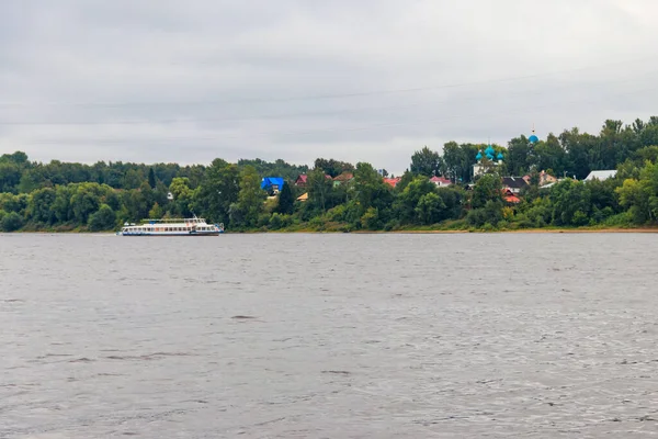 ロシアのヤロスラヴルのヴォルガ川を航行中の客船 — ストック写真