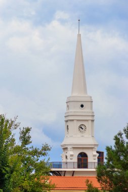 Antalya ilinin Kemer ilçesine bağlı beyaz saat kulesi