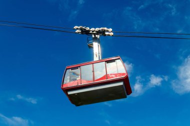 Antalya ilinin Tahtali Dağı 'nın zirvesine giden yolda giden teleferik, Türkiye' nin Antalya kentinde