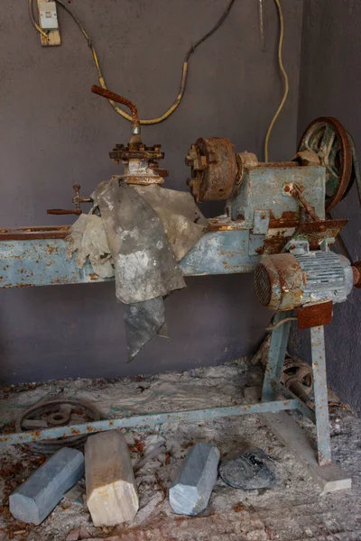 Máquina Torneado Oxidada Antigua Para Fabricación Productos Piedra Taller — Foto de Stock