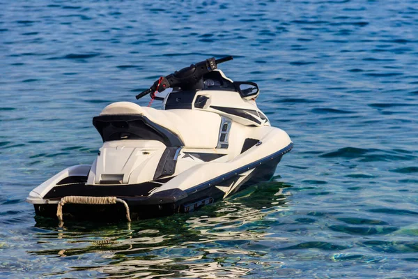 Denizde boş bir jet ski. Yaz tatili kavramı
