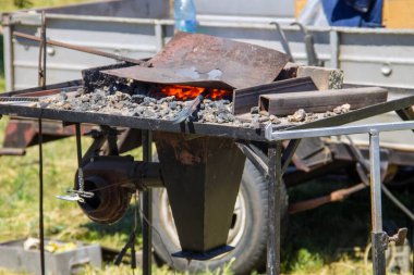 Demir ocağında sıcak kömür.