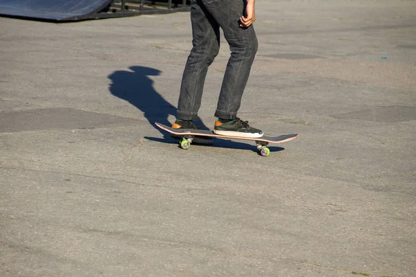 Skateboarder Pernas Andar Skate Skatepark — Fotografia de Stock