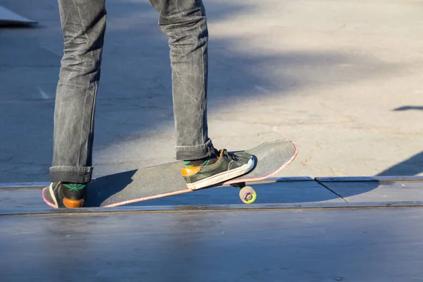 Skateboarder Πόδια Ιππασία Skateboard Στο Skatepark — Φωτογραφία Αρχείου