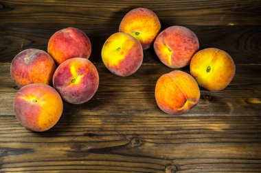 Tahta masada olgun şeftaliler